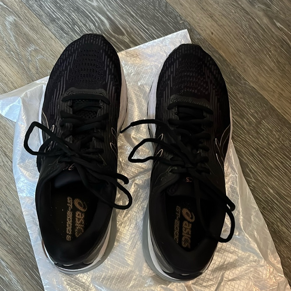 Women’s Asics size 9
